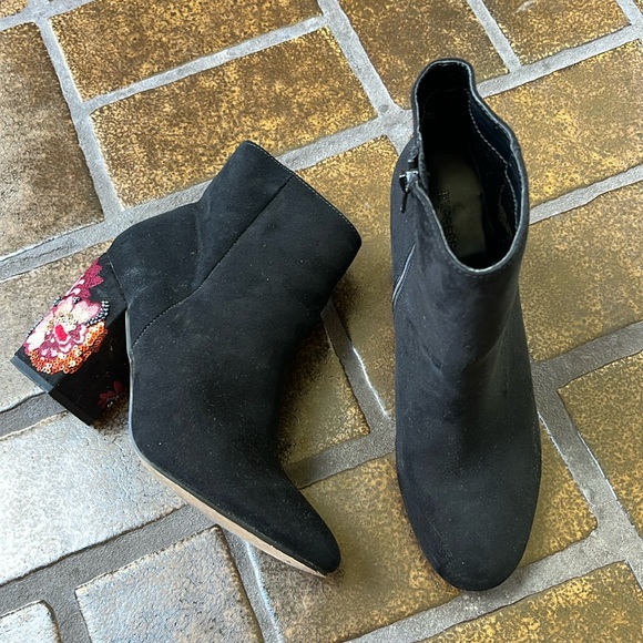 Express Shoes - 🛍 6 for $35 • Express Black Faux Suede Embroidered Sequin Floral Bootie